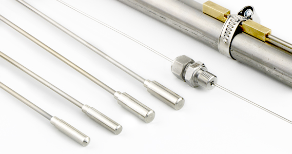 Une sélection d'accessoires mécaniques pour les sondes de température avec des adaptateurs de pointe, un raccord à compression et un adaptateur de surface pour tube.